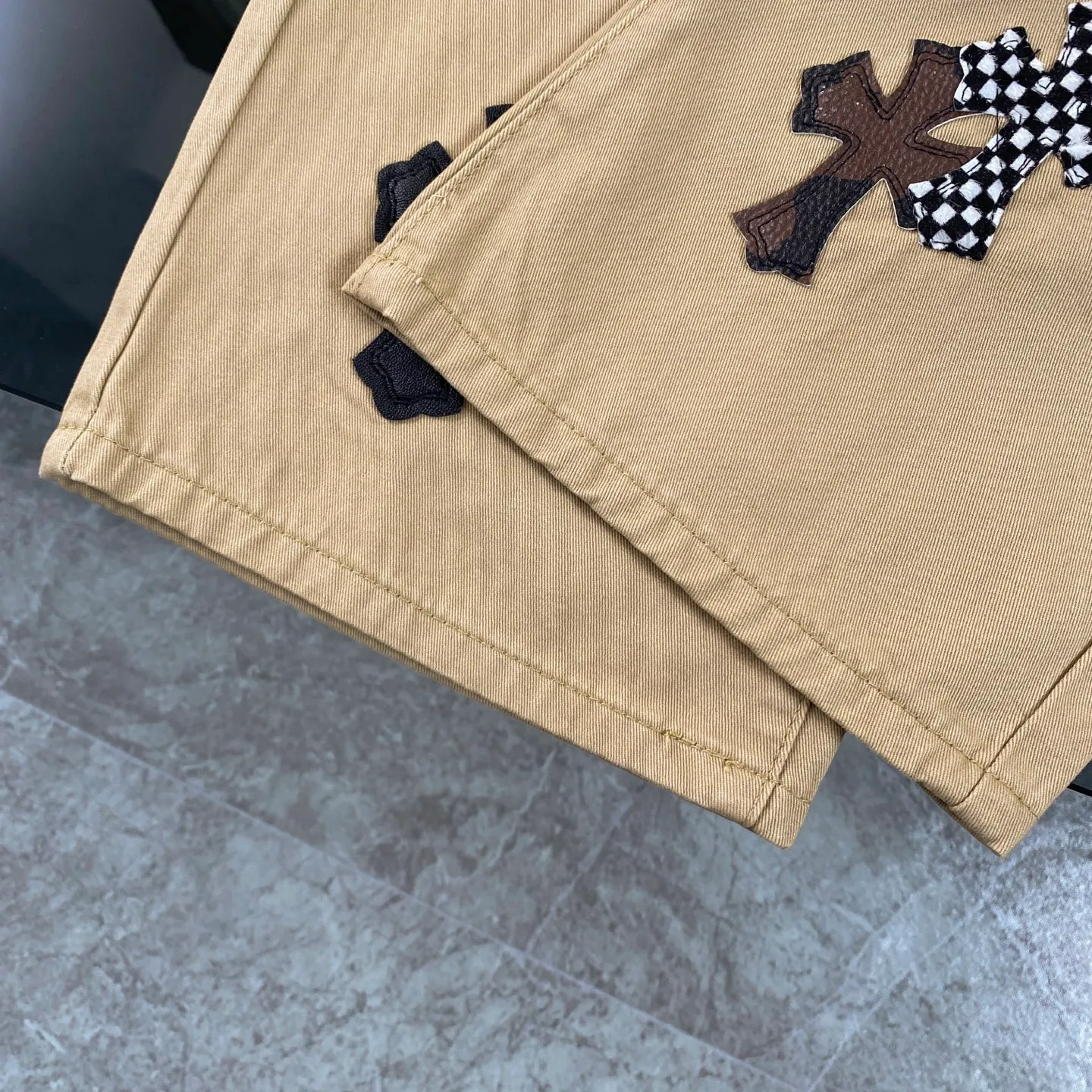 P260 chrome hearts new style horse hair checkerboard black cross patchwork khaki jeans vi Top heavy industry fashionable design] Consistent high street luxury style creation. Speaking of this style, the Zangyin family and GU family are definitely the leading representative brands. Especially the Zangyin family has really achieved a state-of-the-art effect in creating high street style. The unique washed material is used to create this style. The color system is quite eye-catching. After it is decorated with patchwork cross flowers, it cleverly highlights the charm of the brand. Secondly, this style uses classic The classic high-waist cutting design highlights the long legs and fashionable temperament of the upper body. The brand is highly recognizable and the slim fit configuration is more suitable for daily wear. It is a product that interprets personality, fashion, and specifications at a glance. This single product is enough to make any fan excited. It can be a white T-shirt for youthful preppy style, or a tight suspender for lady style. It has strong matching ability and can be easily controlled by men.  [Materials and craftsmanship] Needless to say, this point goes without saying. As an excellent craftsman brand, Zangyin’s requirements for details and craftsmanship are really perfect. The washed color of this model has gone through so many processes, not to mention the embellishment of denim appliques. It is also purely hand-made and sewn. Just like what they believe in, only hand-made things have soul and have the meaning of wear. A top-notch heavy-duty fashionable denim item, I look forward to your perfect interpretation! !  Size:28-36
